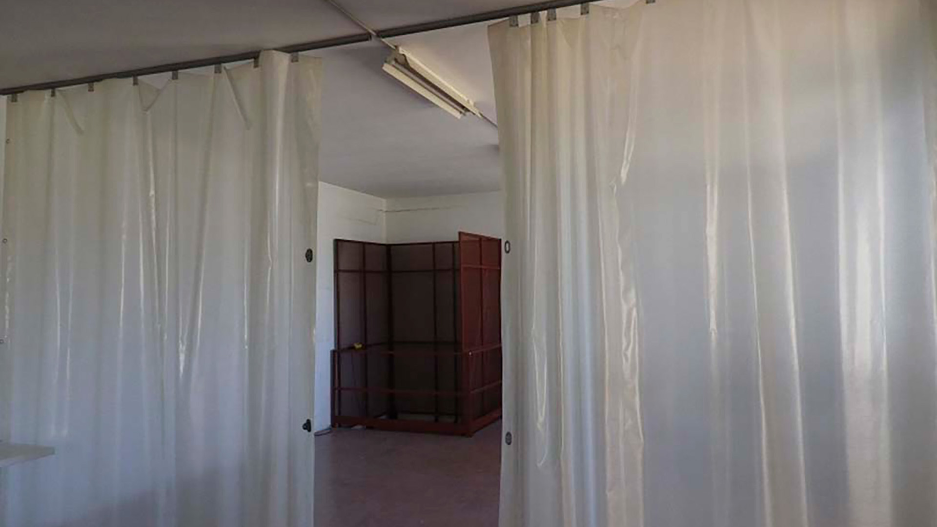 Раздвижные шторы и промышленные перегородки на заказ