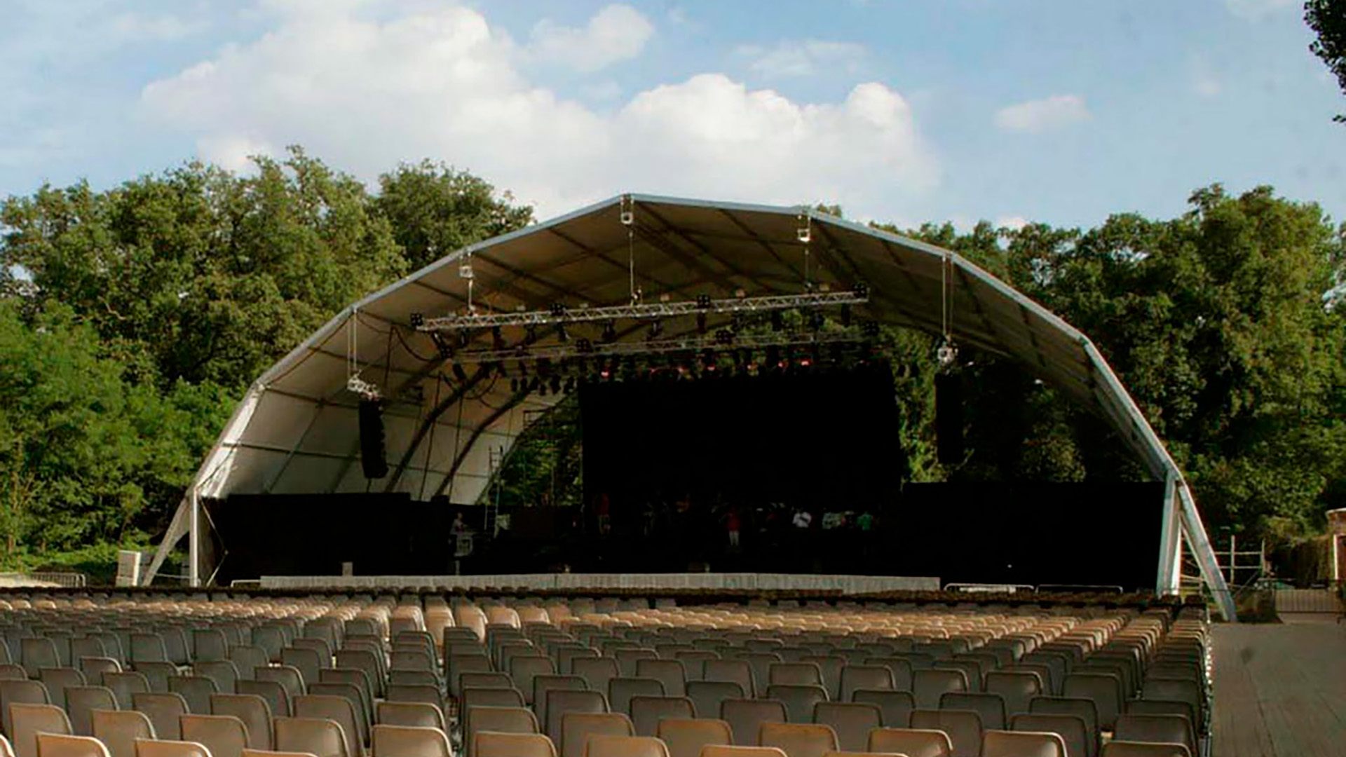 Мобильные сцены и навесы для эстрады под ключ