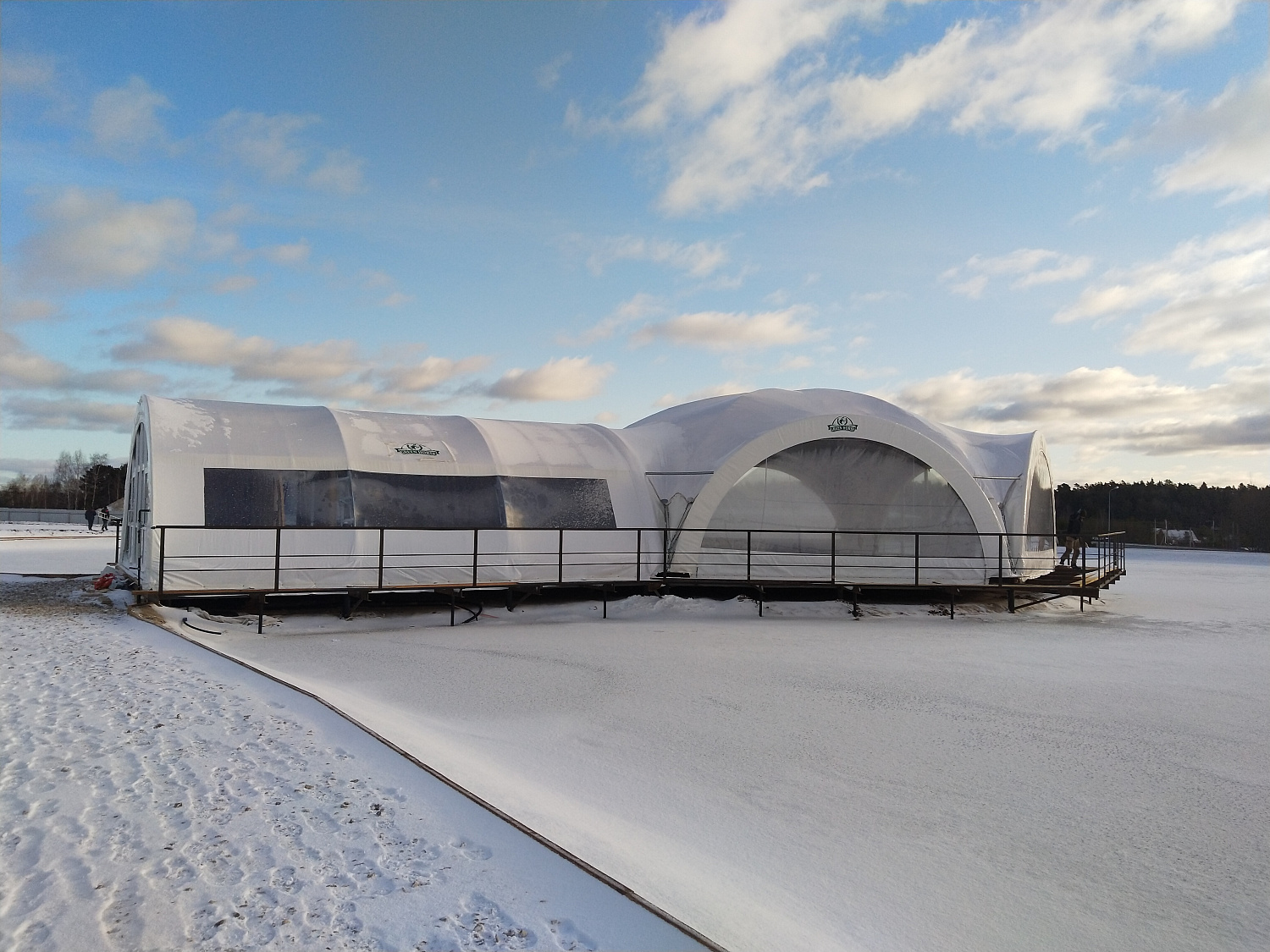 Шатёр на пруду