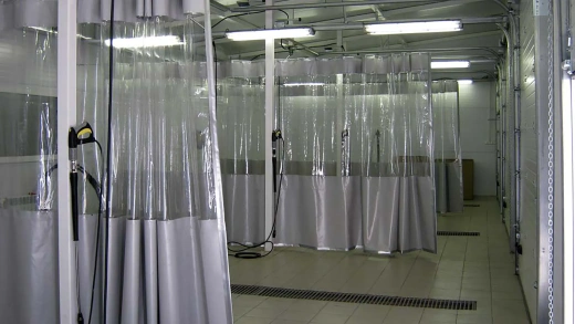 ПВХ шторы для автомоек — зонирование, защита и теплосбережение